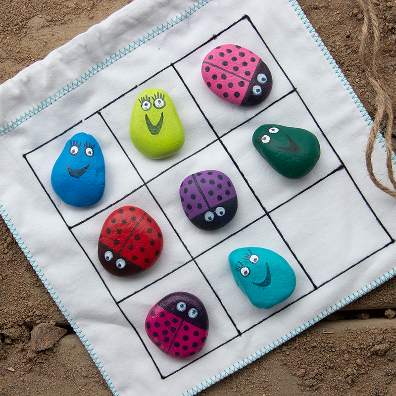 drei in Reihe aus steinen sommerbasteln für kinder 