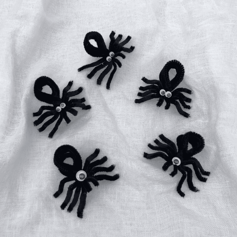 Basteltipps für Halloween Spinnen aus Pfeifenreinigern. 